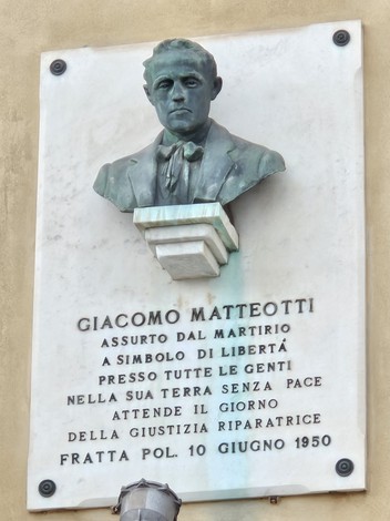 Lapide commemorativa dedicata a Giacomo Matteotti, simbolo di libertà e martirio.