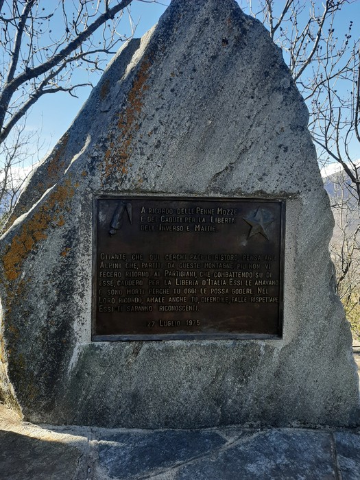 Monumento in memoria degli alpini e partigiani di Inverso e Mattie, simbolo di libertà e resistenza.