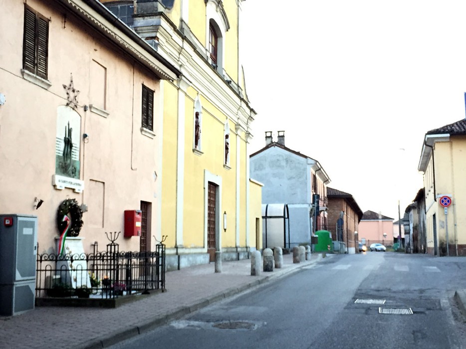 Monumento ai caduti di Barona, dedicato in memoria dei soldati, situato in un contesto urbano sereno.