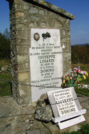 Monumento ai Lusardi, dedicato a Giuseppe e Dorino uccisi il 25 agosto 1944. Fiore di memoria e di omaggio.