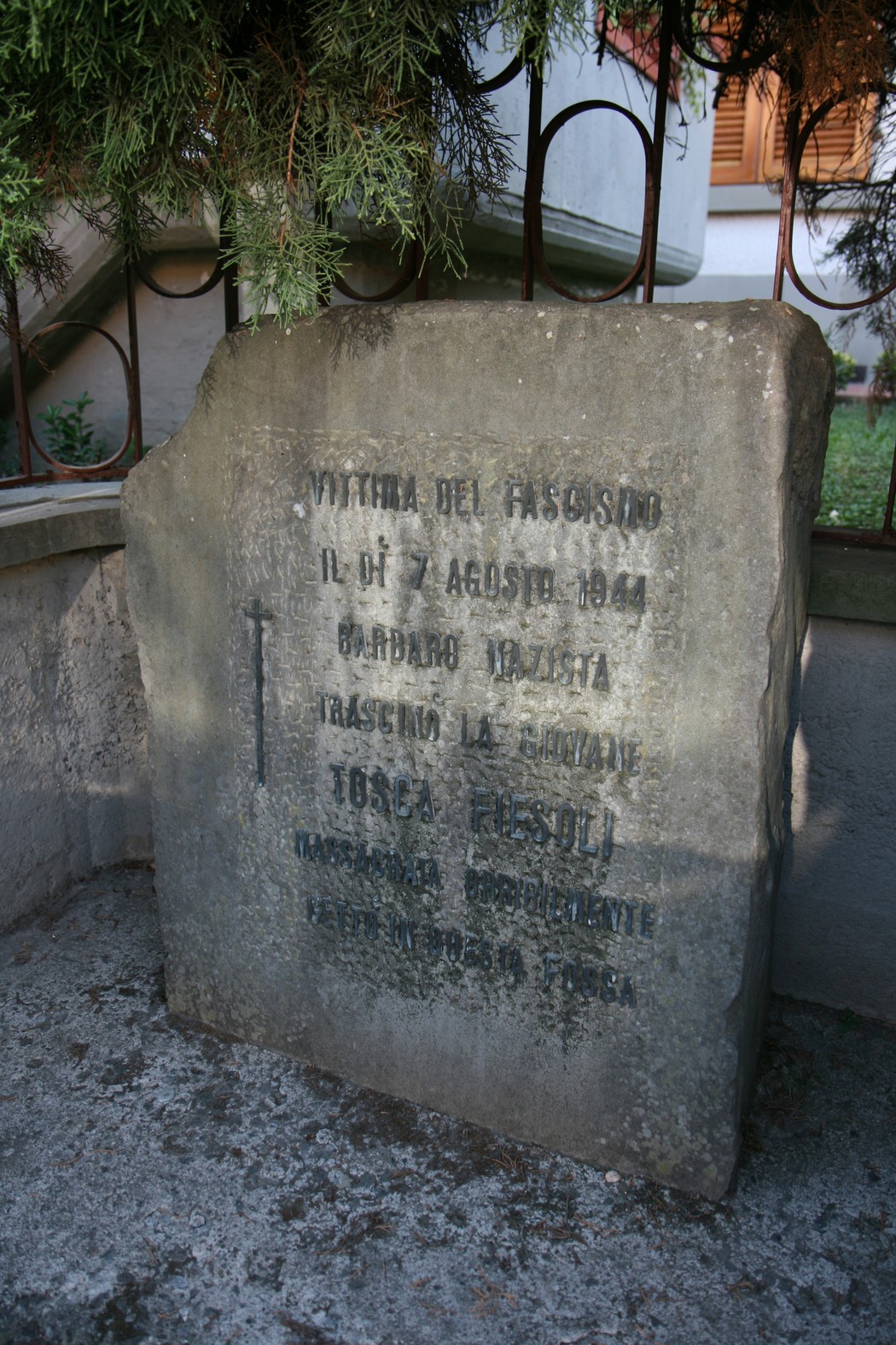 Cippo commemorativo a Fiesoli in memoria delle vittime del fascismo, datato 7 agosto 1944.