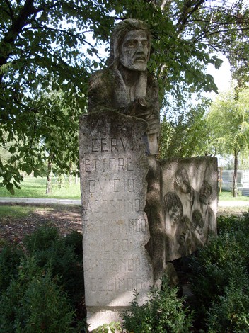 Monumento ai Cervi, opera sculpturale dedicata alla memoria, immerso nella natura circostante.