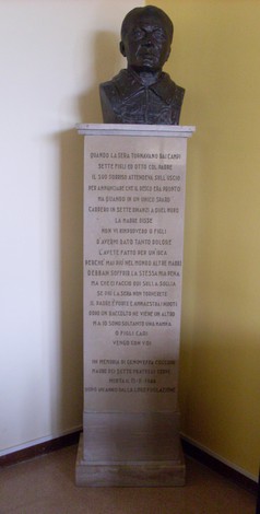Statua commemorativa di Steli a Cervi e Cocconi, simbolo di memoria storica e cultura locale.