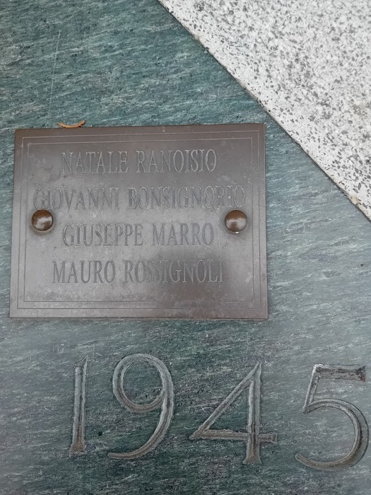 Monumento alla Resistenza, con targhe commemorative dedicate a eroi della lotta partigiana.