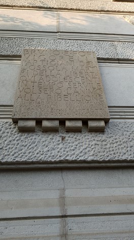 Lapide commemorativa in pietra dedicata ai fratelli Vigorelli, con iscrizioni storiche.