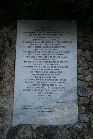 Lapide commemorativa che ricorda le vittime italiane della Resistenza durante il periodo della Seconda Guerra Mondiale.
