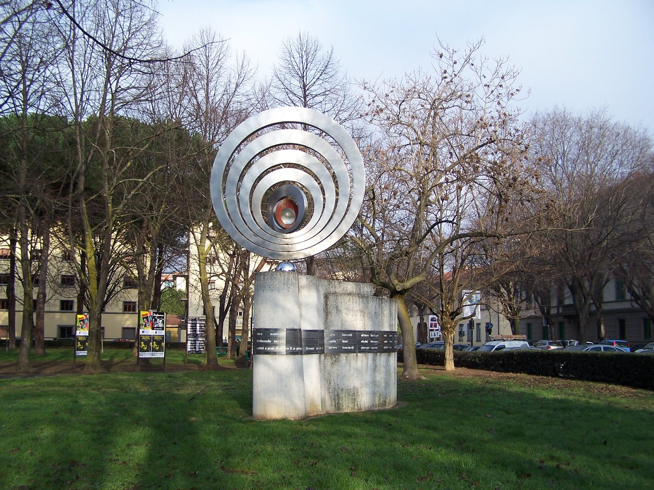 Monumento ai caduti di Pian d'Albero, commemorazione in un parco circondato da alberi e spazi verdi.