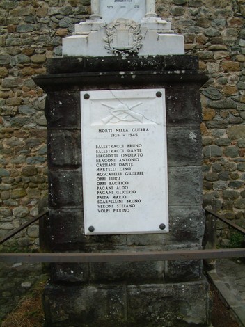 Monumento ai caduti, commemorazione delle vittime della guerra 1935-1945, con iscrizioni in memoria.