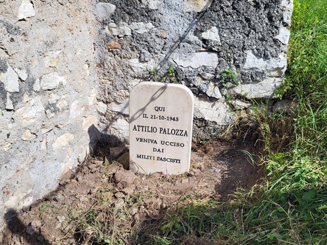 Cippo commemorativo ad Attilio Palozza, vittima dei militari fascisti il 21 ottobre 1943.