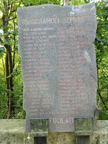Memoriale dedicato ai caduti della Benedicta, con un elenco di nomi incisi su una stele di pietra.