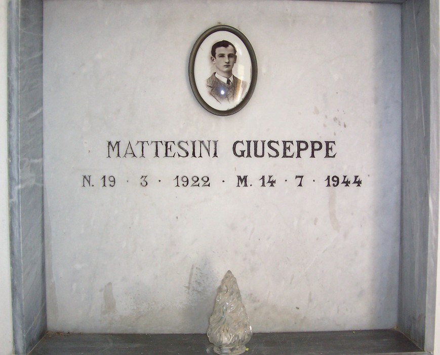 Cappella dei Caduti Partigiani, commemorazione dei partigiani italiani con monumenti e nomi incisi.
