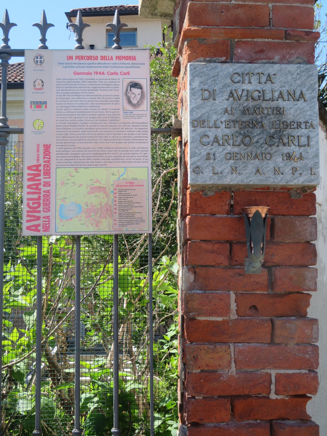 Lapide dedicata a Carlo Carli, simbolo della lotta per la libertà ad Avigliana, con info storiche.