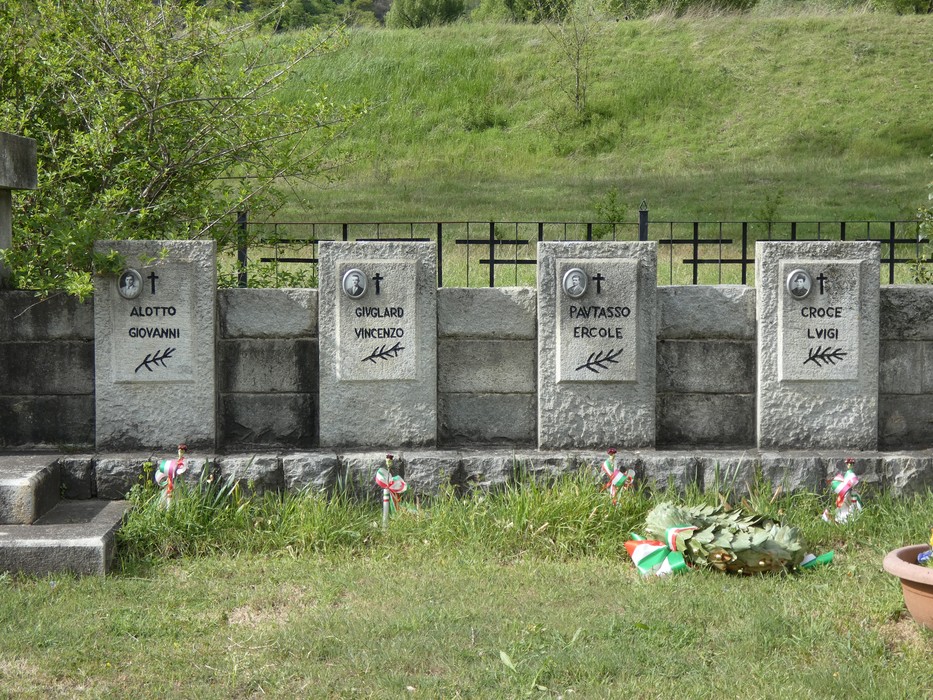 Monumento ai martiri del Gravio, commemorazione in onore dei caduti con lapidi e decorazioni tricolori.