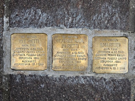 Pietre d'inciampo dedicate alla famiglia Rietti, in memoria delle vittime deportate.