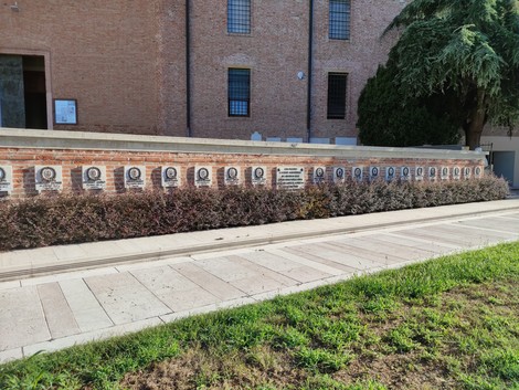 Monumento commemorativo per le vittime dell'eccidio di Santa Giustina in Colle, con pannelli dedicati.