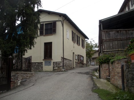 Lapide commemorativa dedicata ai caduti della Brigata "Staffora" in un contesto rurale.