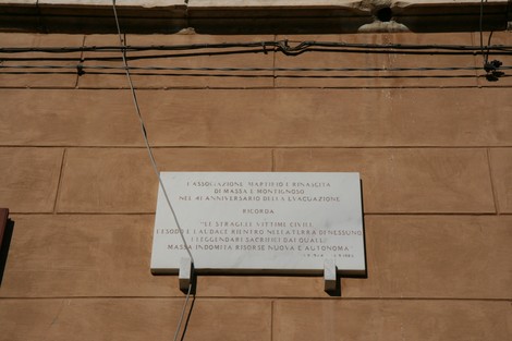 Lapide commemorativa nel Municipio di Massa Martana, in memoria delle vittime di eventi storici significativi.