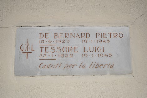 Lapide commemorativa dedicata a De Bernard Pietro e Tessore Luigi, caduti per la libertà.