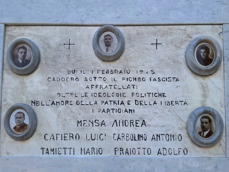 Lapide commemorativa con fotografie e nomi di partigiani fucilati nel 1945 a Caselle.