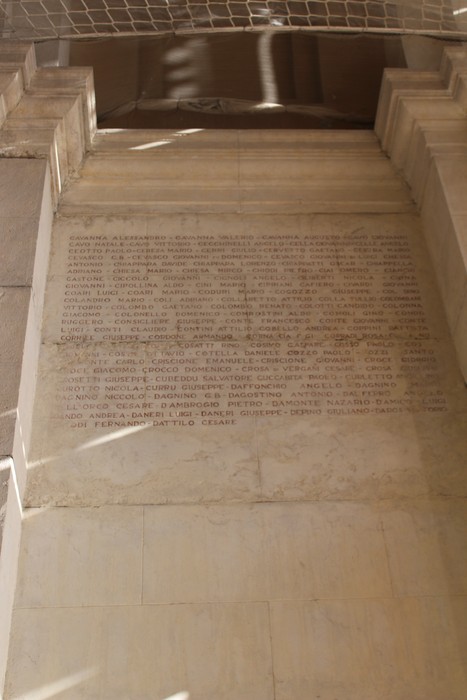 Vista dettagliata del "Sacrario del Ponte Monumentale", con incisioni e architettura storica.