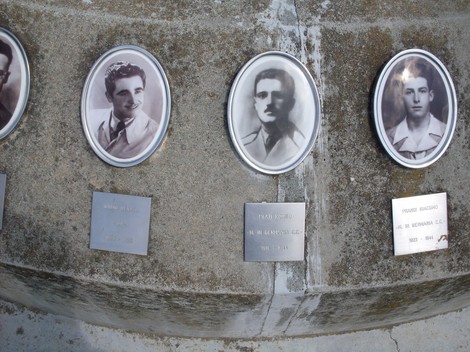 Monumento alla Pace e alla Libertà, con immagini e targhe commemorative di coloro che hanno lottato per la libertà.