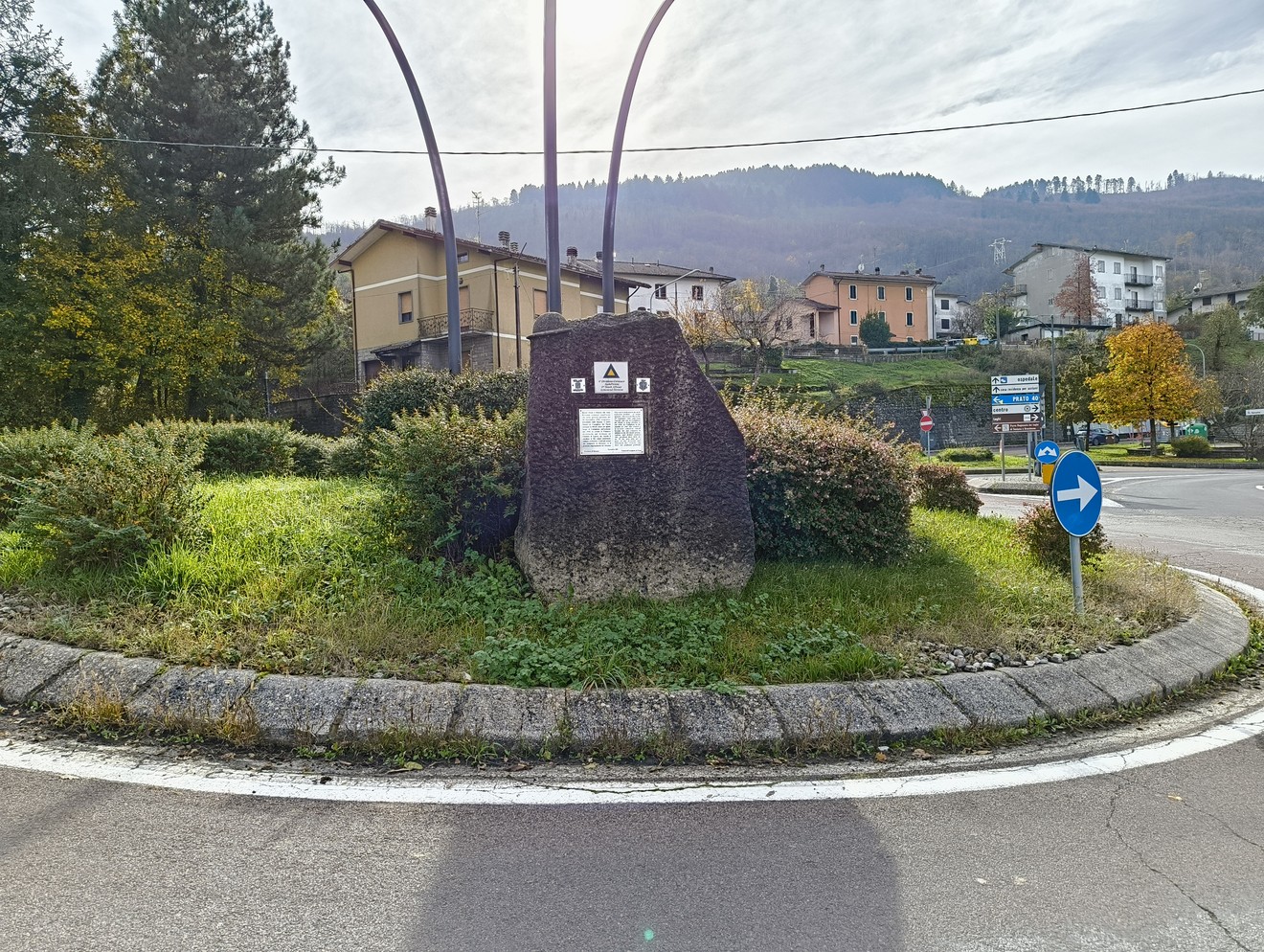 Monumento alla 6° Divisione corazzata sudafricana, situato in una rotonda immersa nel verde.