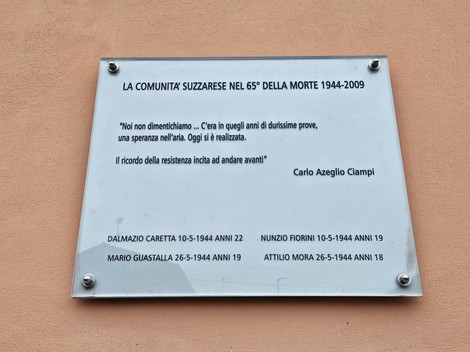 Targa commemorativa ai partigiani caduti al Colle del Lys, simbolo di resistenza e memoria storica.