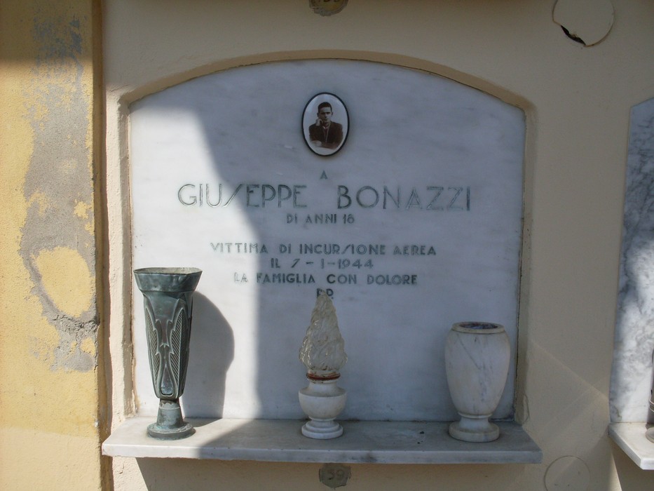 Sacrario dei caduti di Pieve Modolena, commemorazione dei soldati e omaggio a Giuseppe Bonazzi.