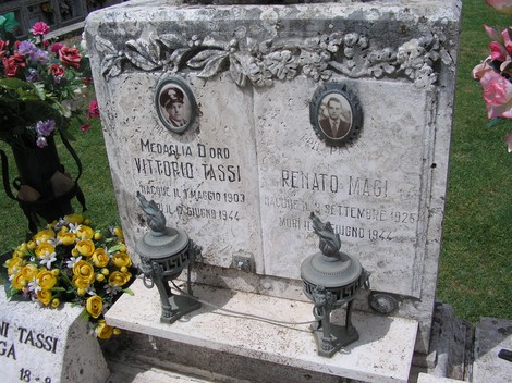 Sepolcro di Vittorio Tassi e Renato Magi, commemorativo con fotografie e decorazioni floreali.