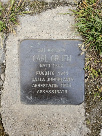 Pietra d'inciampo dedicata a Carl Gruen, commemorando la sua vita e persecuzione.