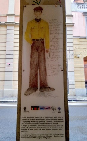 Lapide commemorativa a Bondi con un'illustrazione e testo informativo su un personaggio locale.