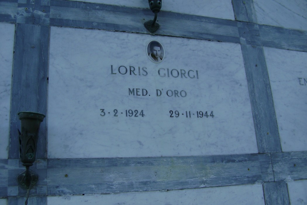 Sepolcri dedicati ai caduti per la libertà, commemorazione dei martiri con iscrizioni e omaggi.