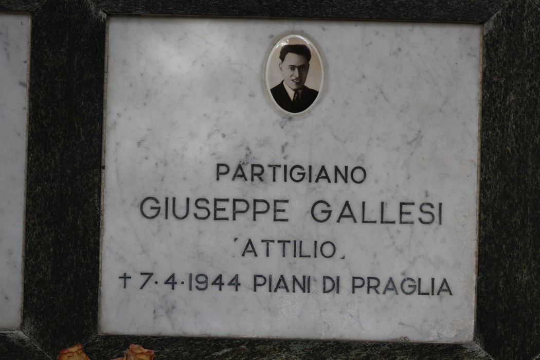 Sacrario dei caduti per la Liberazione, con lapidi in marmo e fotografie commemorative dei partigiani.