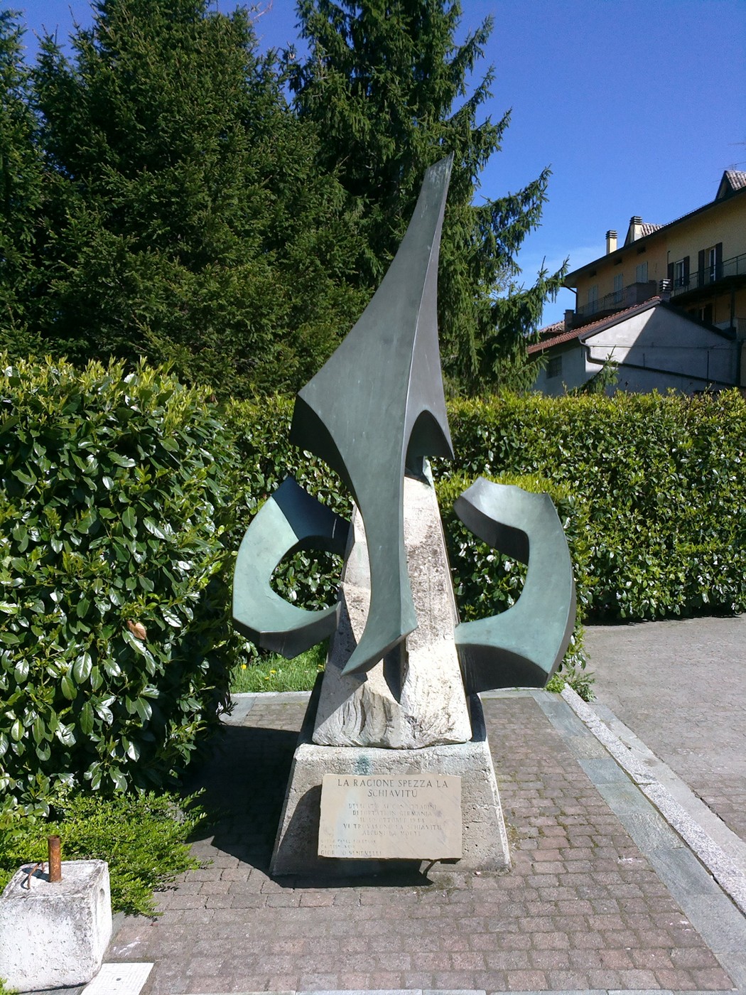 Monumento ai Deportati di Castelnovo, un'opera commemorativa che simboleggia la memoria e la resistenza.