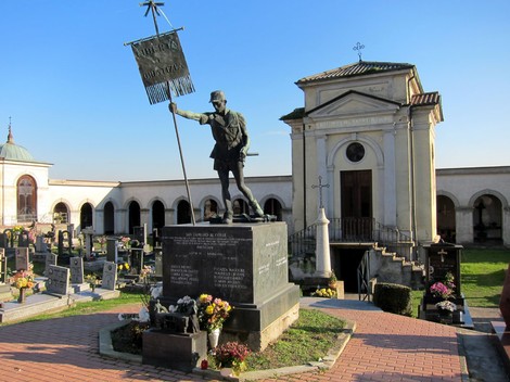 Monumento ai caduti partigiani a San Damiano al Colle, dedicato alla memoria dei resistenti.