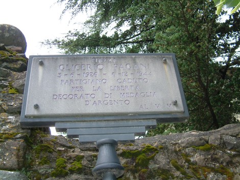 Lapide commemorativa dedicata a Glicerio Pagani, partigiano caduto per la libertà durante la Seconda Guerra Mondiale.