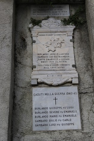 Lapide commemorativa ai caduti di Aggio, con nomi e date legate alla Seconda Guerra Mondiale.