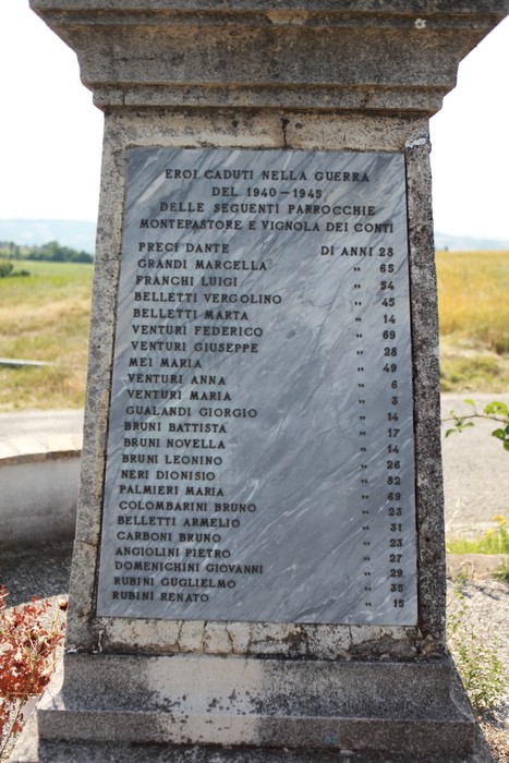 Monumento commemorativo "Croce delle Pradole" con nomi di eroi caduti nella Seconda Guerra Mondiale.