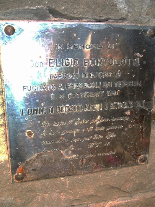 Monumento commemorativo a Don Eligio Bortolotti, parroco di Querceto, in memoria della sua tragica scomparsa.