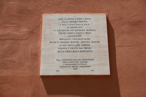 Lapide commemorativa in memoria delle vittime dell'OVRA, con riferimenti a martiri e resistenza.