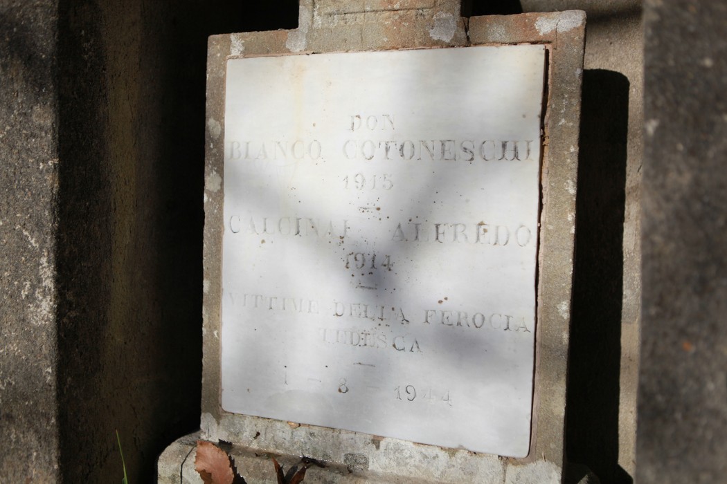 Cippo commemorativo dedicato a Don Blanco Cotoneschi e Calcinai, vittime della guerra.
