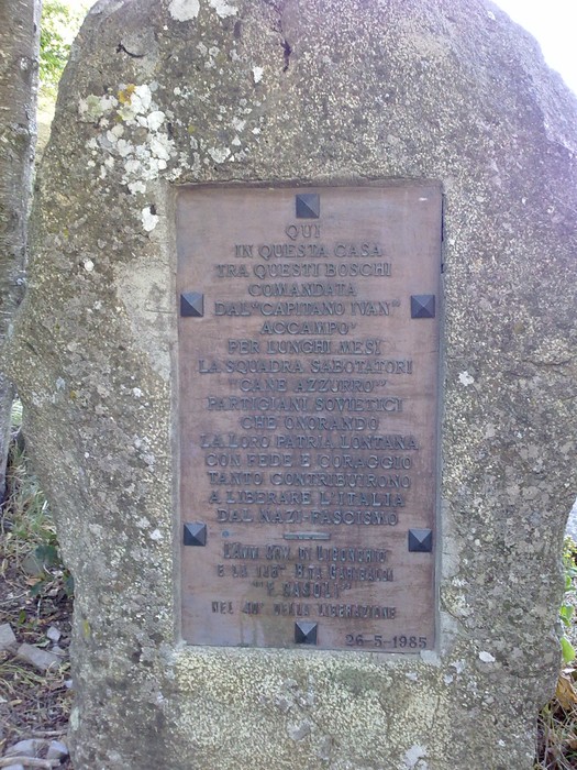 Monumento dedicato alla squadra sabotatori "Cane Azzurro", simbolo di coraggio e resistenza.