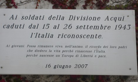 Lapidi commemorative dedicate ai soldati della Divisione Acqui caduti durante la Seconda Guerra Mondiale.