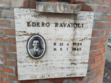 Monumento commemorativo dedicato a Ghirardelli, Ravaioli e Tosi, situato in un'area storica.