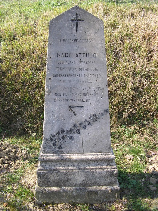 Cippo a Radi dedicato ad Attilio Radi, commemorazione visibile in un contesto naturale.