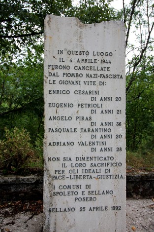 Cippo commemorativo per i partigiani uccisi a Colle di Postignano, in memoria del loro sacrificio.