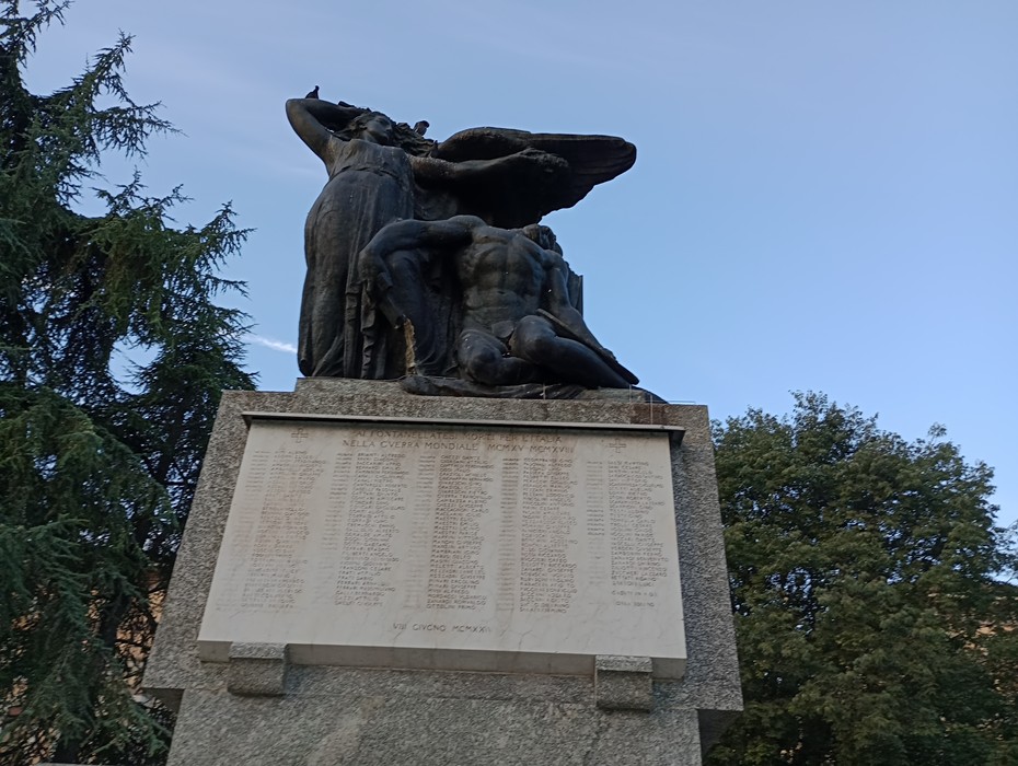Monumento commemorativo ai caduti delle guerre mondiali, con statue e incisioni a ricordo dei combattenti.