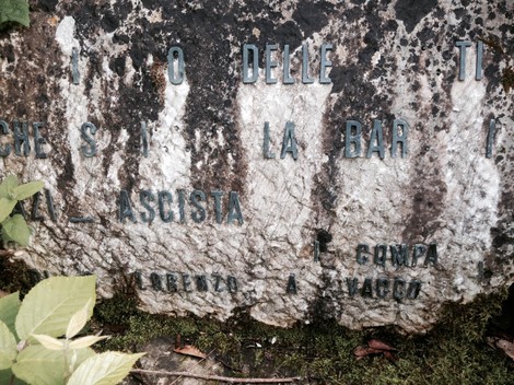 Cippo commemorativo dedicato ai fucilati di Leggeri, memoriale di eventi storici significativi.