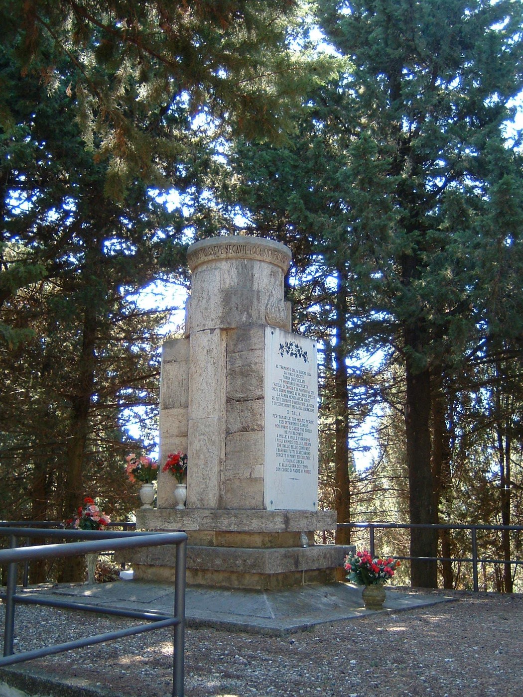 Cippo dei Martiri di Niccioleta, monumento commemorativo immerso nel verde.