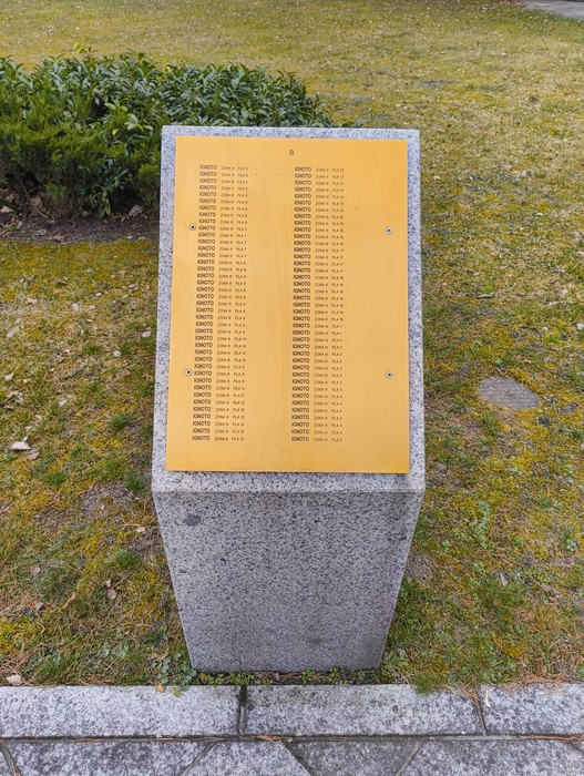 Targa commemorativa nel Cimitero militare italiano di Zehlendorf, con nomi incisi in memoria dei caduti.